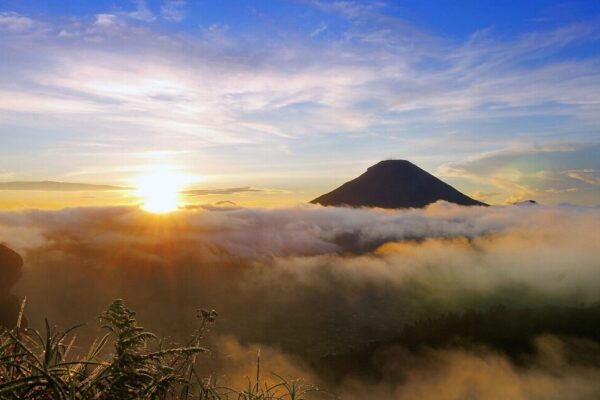 wisata Bukit Sikunir (Golden Sunrise Dieng)
